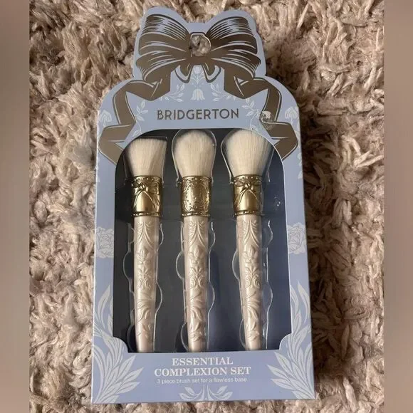 Bridgerton Makeup Brushes, Eyelash Curler, Tweezer & Compact Mirror Beauty Set - Picture 2 of 5